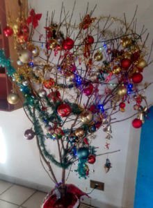 Árvore de Natal feita com Galhos Secos enfeitada com adereços